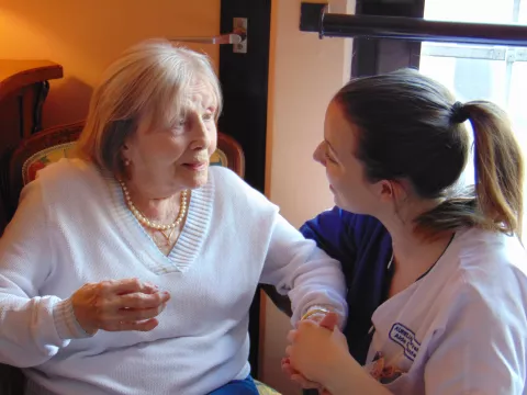 Personne âgée avec une aide soignante