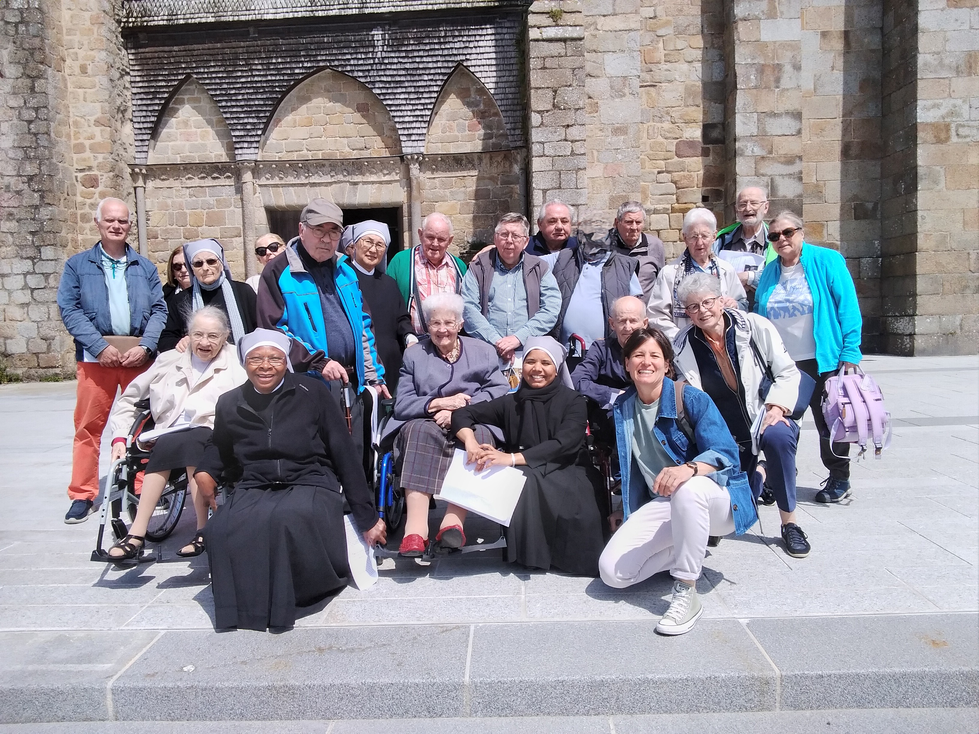 Petites sœurs et civils qui sont devant la cathédrale