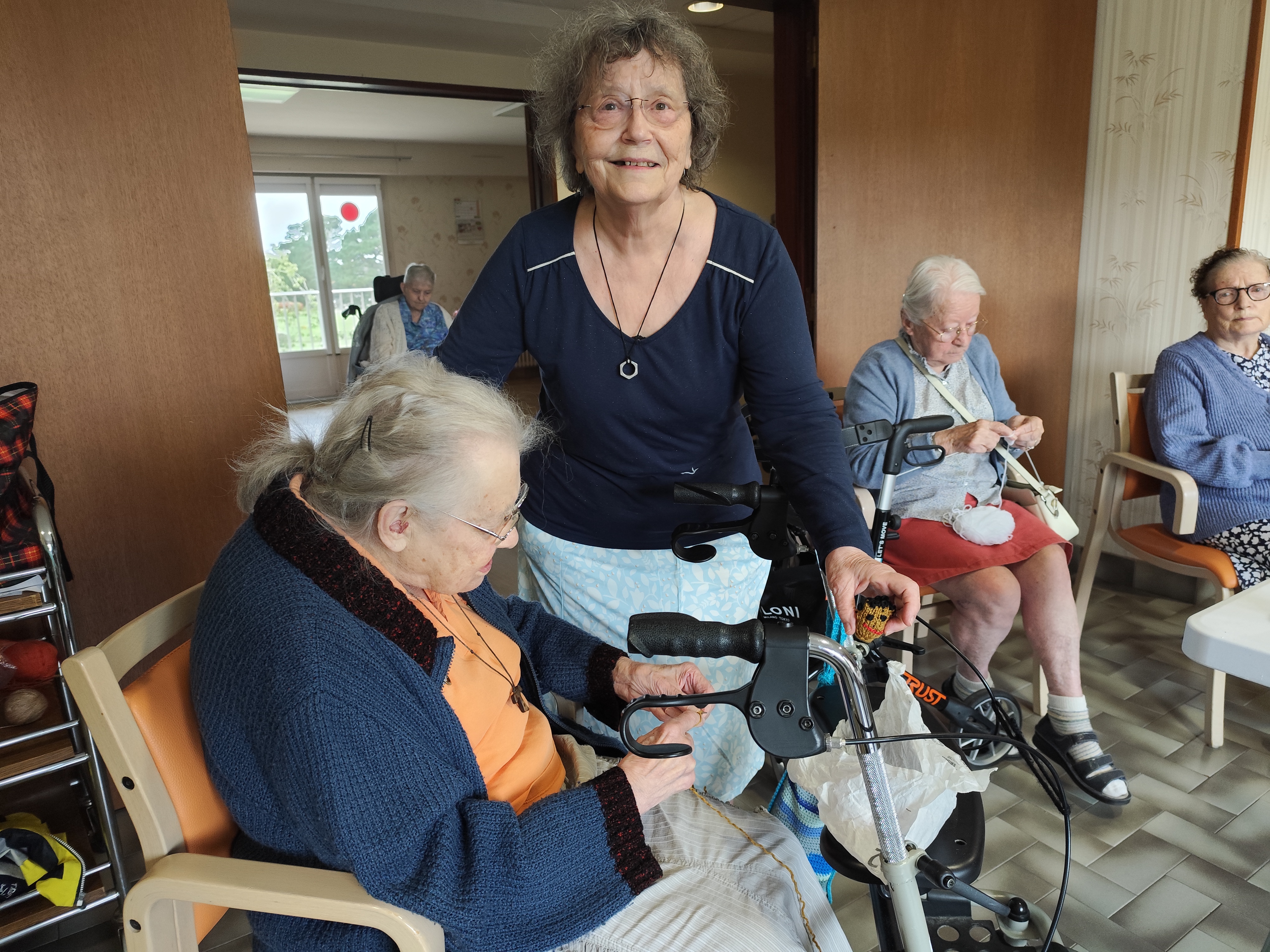 Personnes âgées qui fait du tricot avec une autre dame