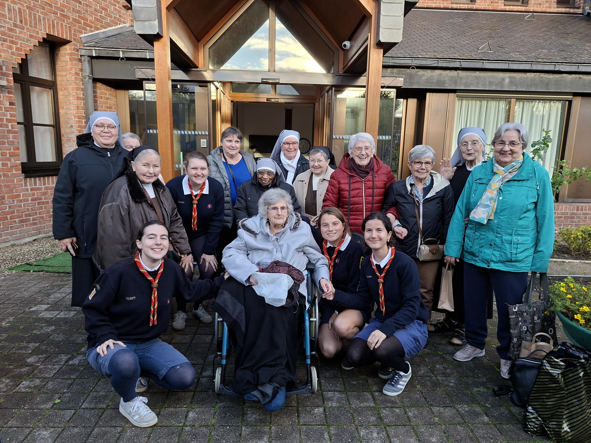 Personnes âgées avec des guides ainées