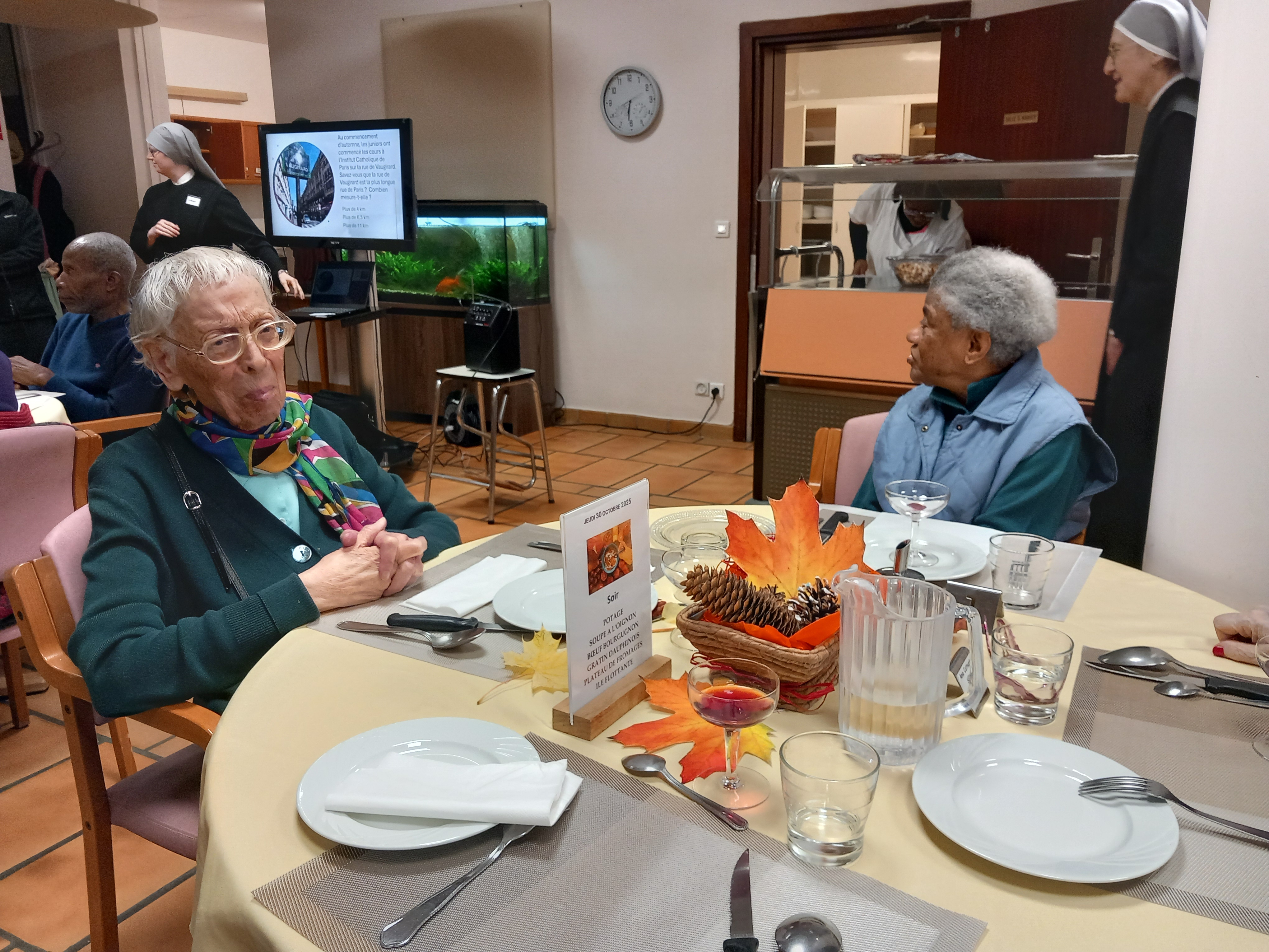 Personne âgée qui mange avec une petite soeur à côté