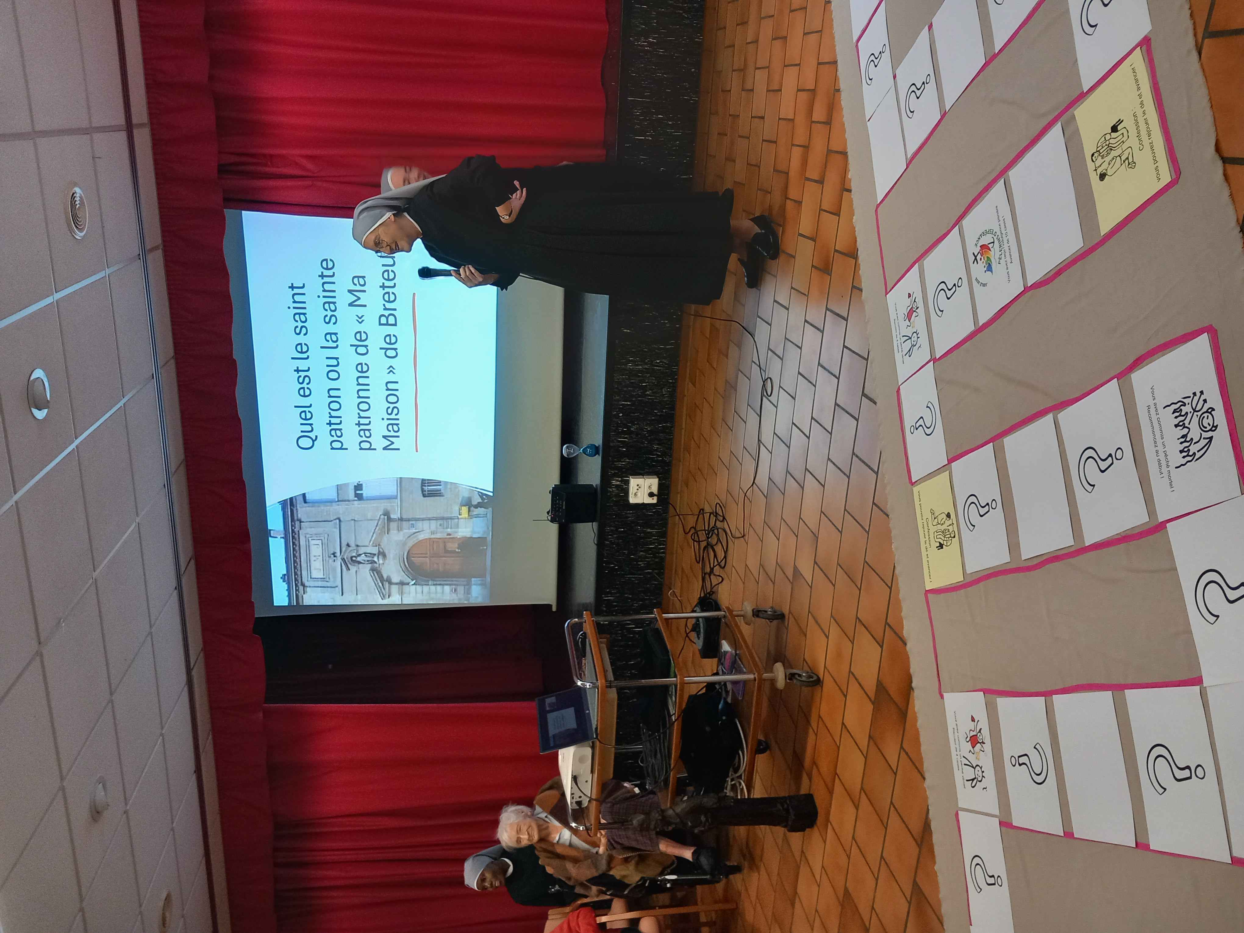 Petite sœur devant un tableau de présentation