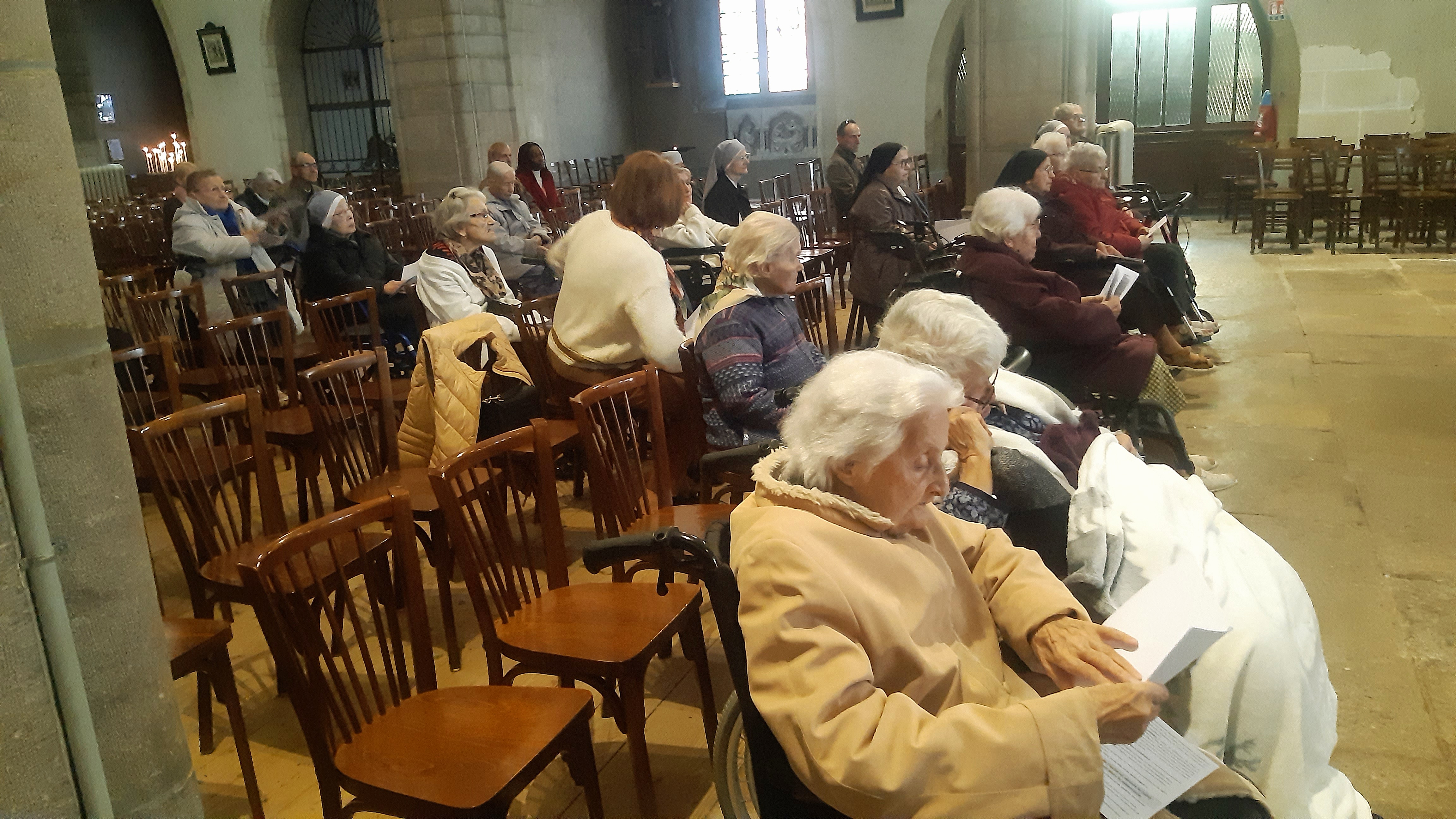 Personnes âgées dans une église à la messe