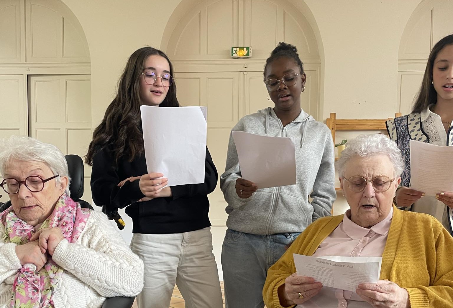 Personnes âgées et jeunes qui chantent