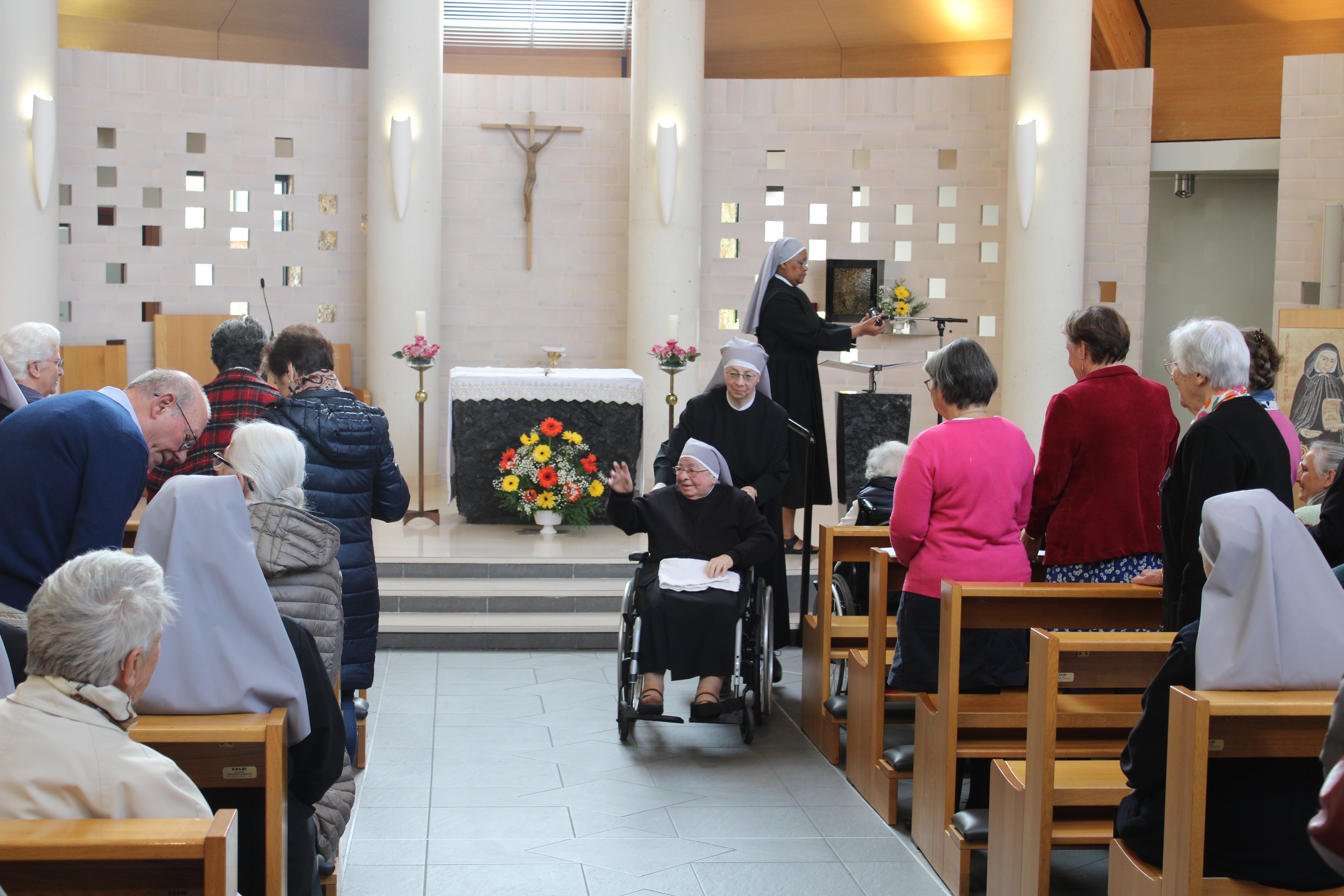 Petite soeur dans une chapelle