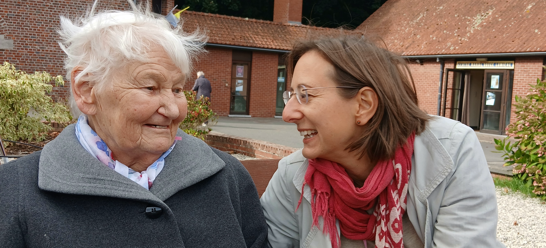 Personnes âgées avec une bénévole