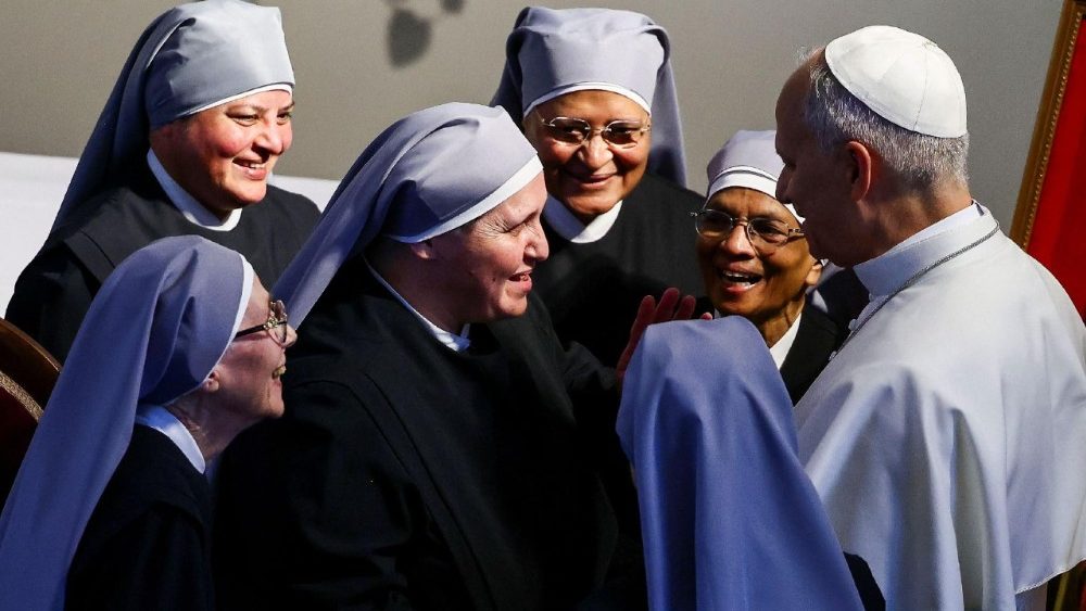 Pape avec des petites sœurs des Pauvres