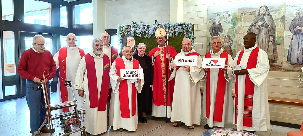 Evêque et prêtre dans le hall d'un ephad