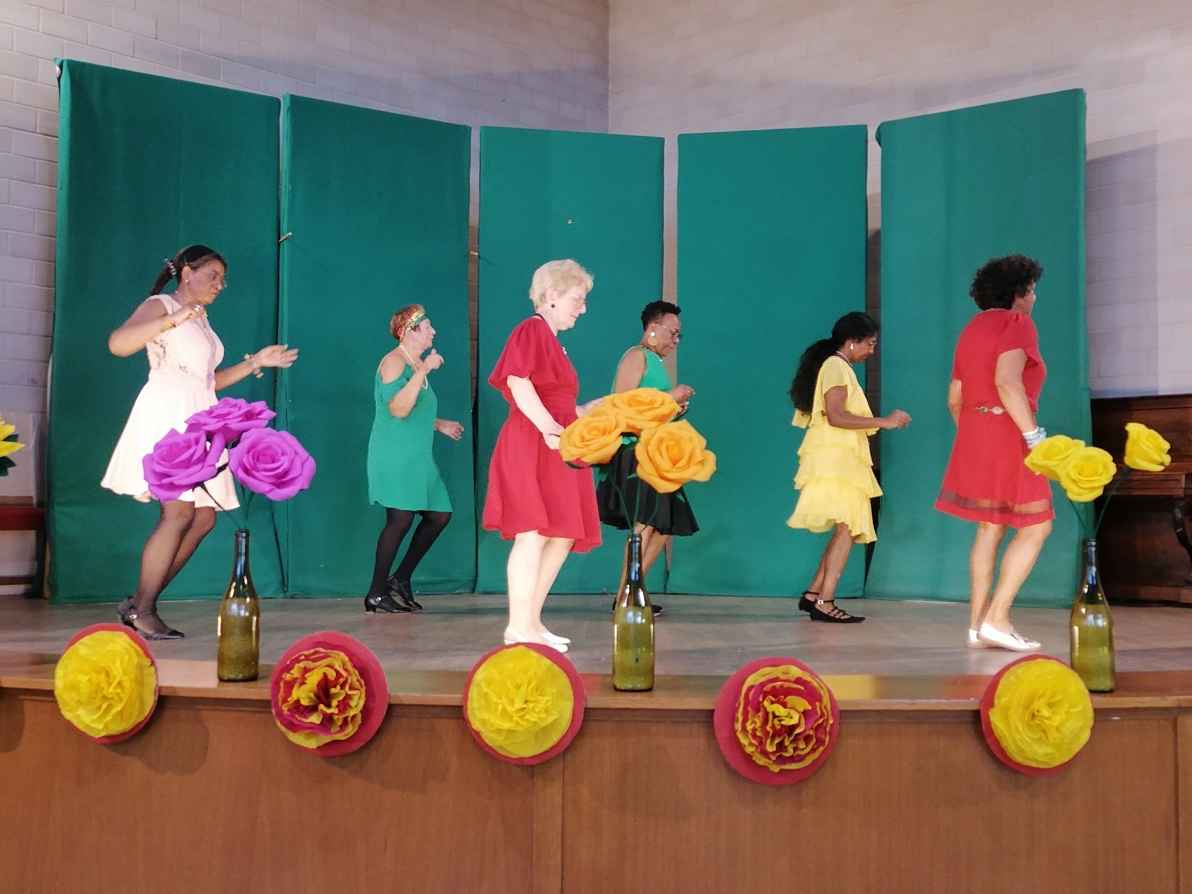 Personnes âgées qui dansent