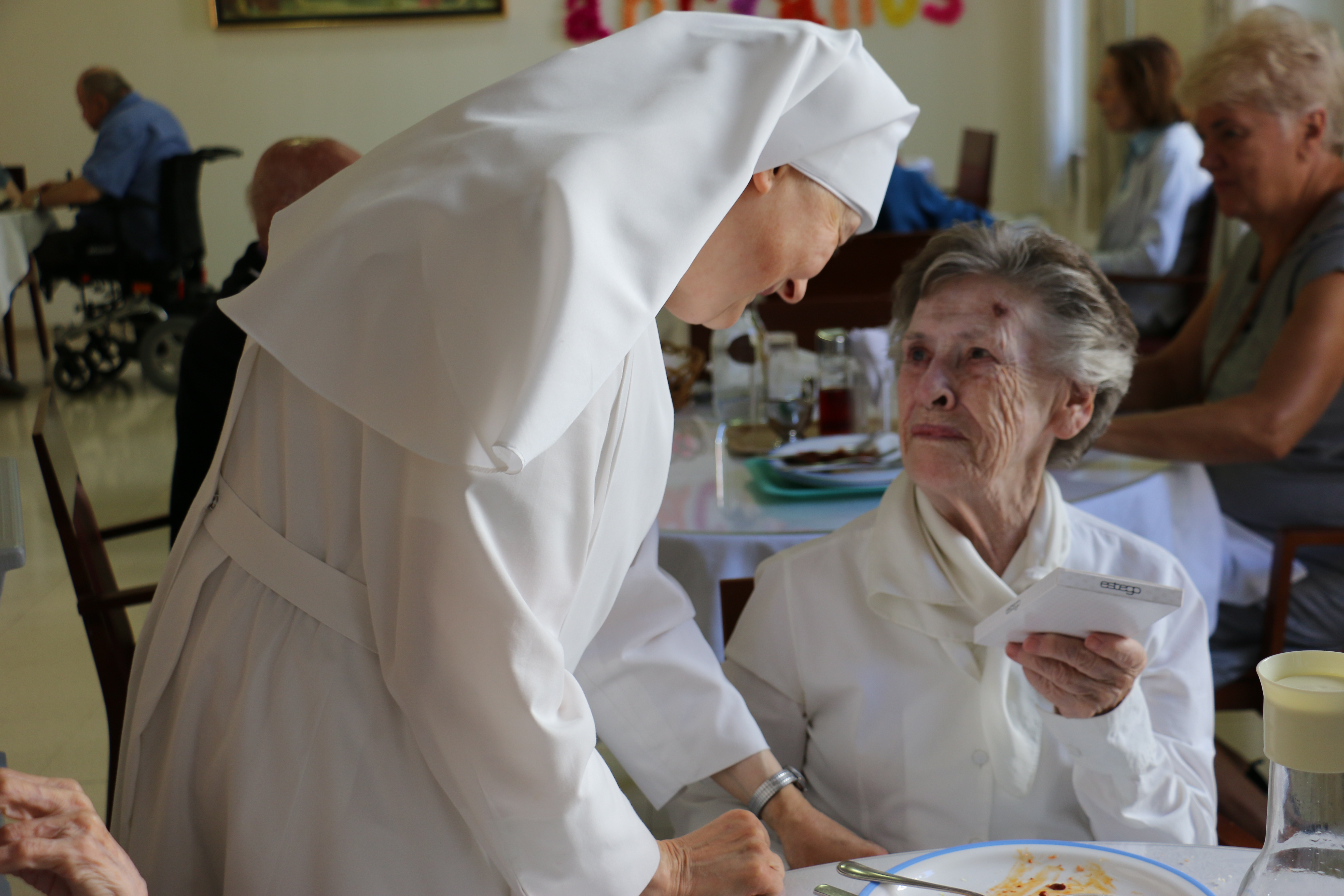 Petites sœurs qui s'occupe d'une personne âgée