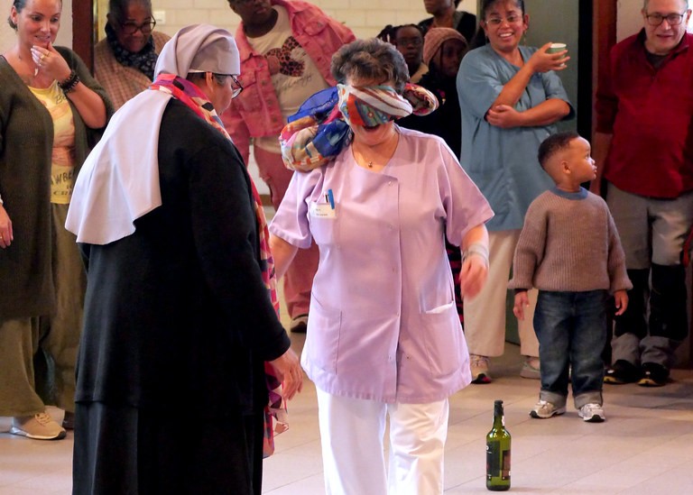 Personnes âgées qui jouent avec les yeux bandés