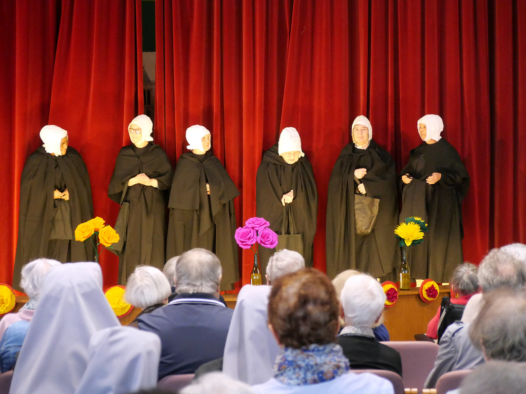personnes âgées qui font un spectacle